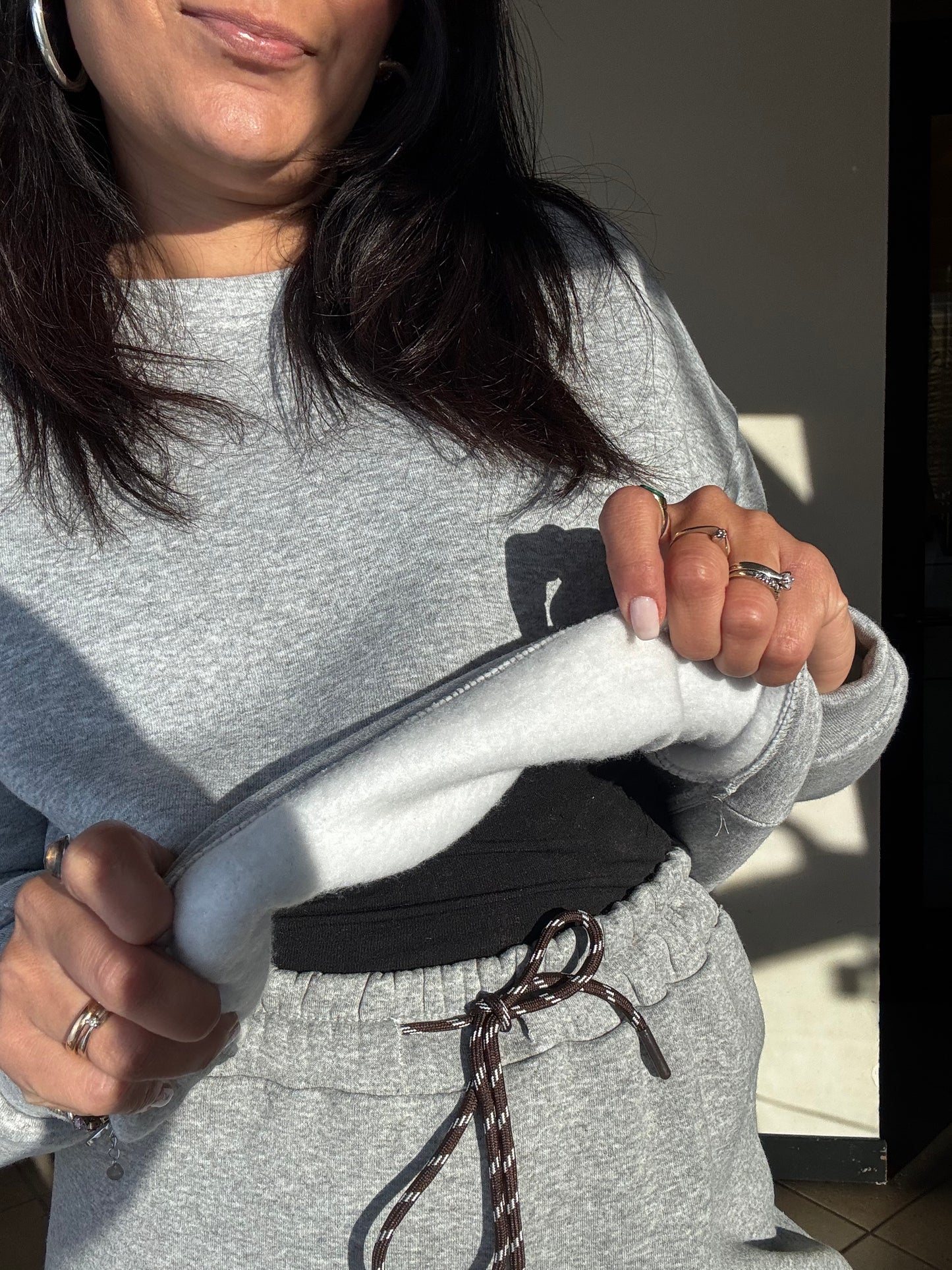 Tuta felpata grigia.