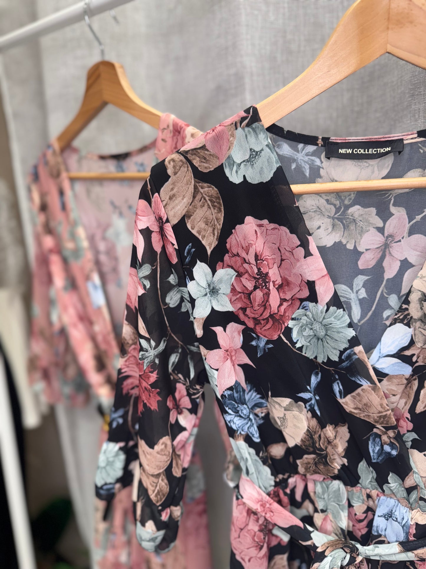 Abito con fantasia floreale