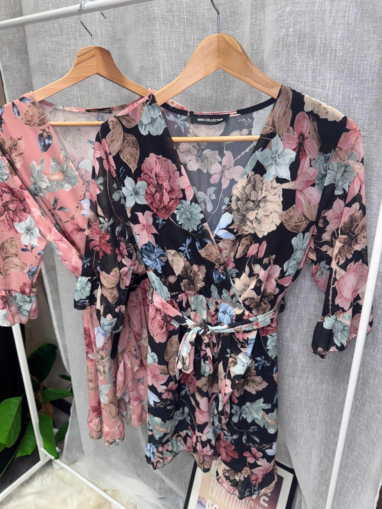 Abito con fantasia floreale