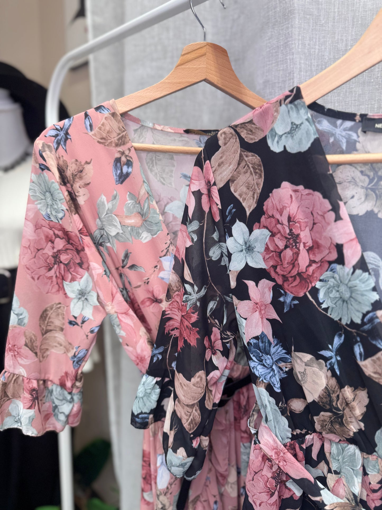 Abito con fantasia floreale