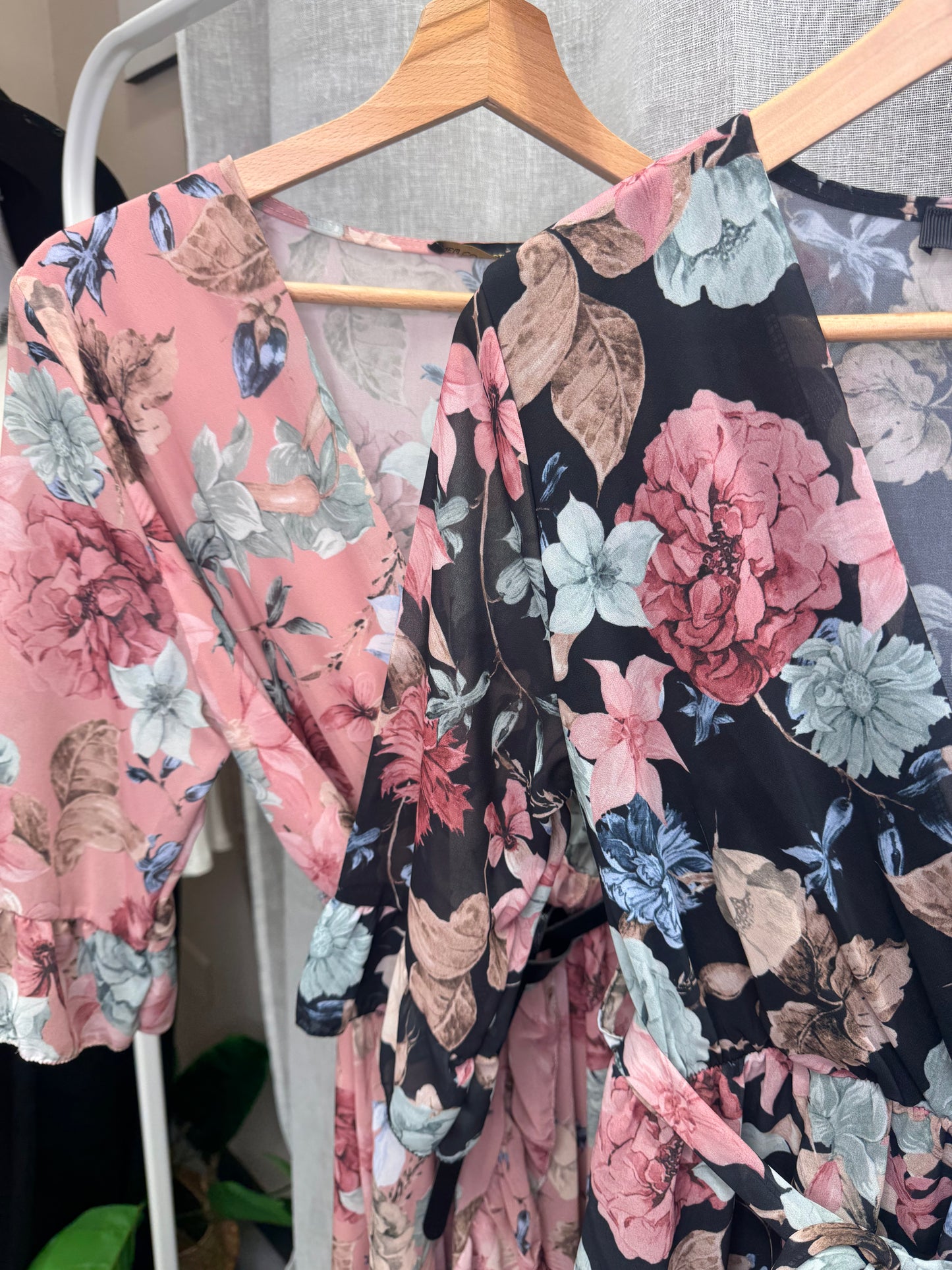 Abito con fantasia floreale