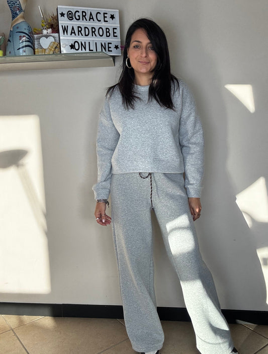 Tuta felpata grigia.