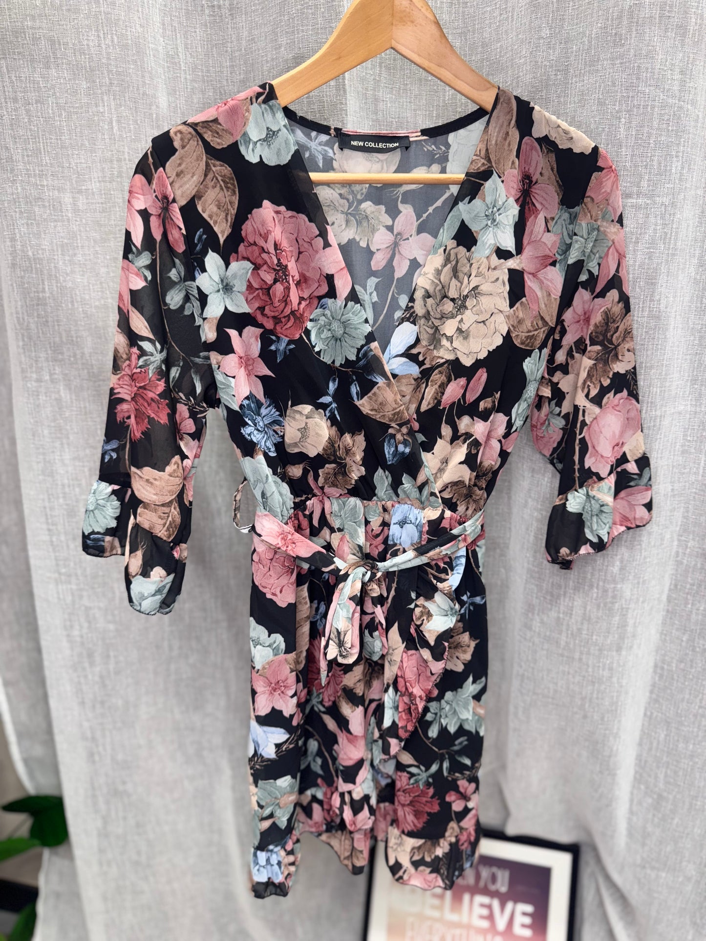 Abito con fantasia floreale