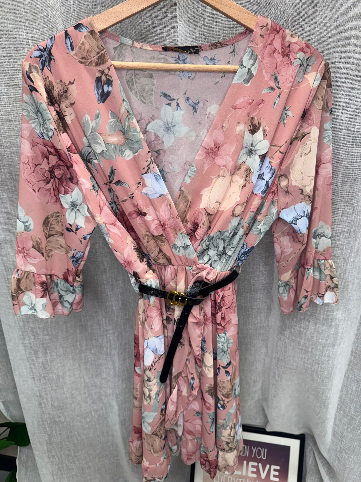 Abito con fantasia floreale